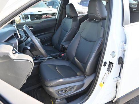 Used 2023 Toyota Corolla Cross XLE w/ Convenience Package FWD image 18