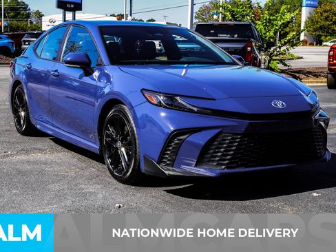 Used 2025 Toyota Camry SE image 6