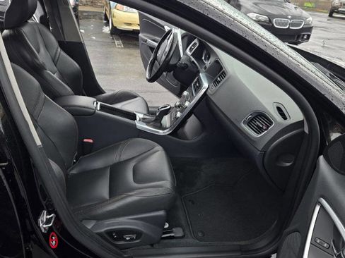 Used 2016 Volvo V60 T5 Cross Country image 3