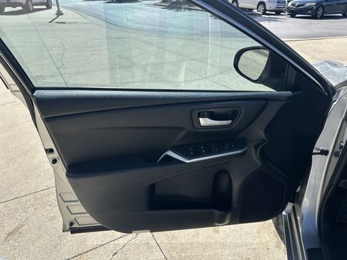 Used 2017 Toyota Camry SE FWD image 12