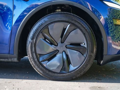 Used 2026 Tesla Model Y Long Range AWD/4WD image 9