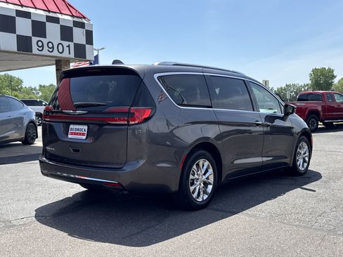 Used 2021 Chrysler Pacifica Touring-L FWD image 7