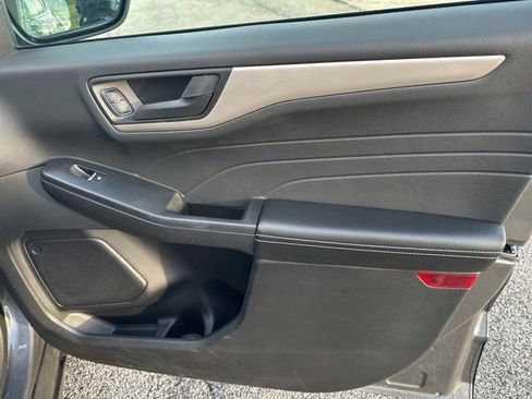 Used 2022 Ford Escape SE image 31