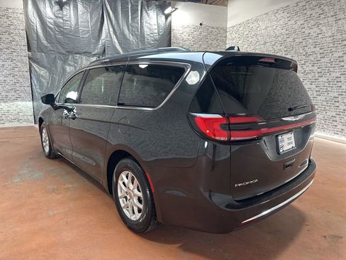 Used 2022 Chrysler Pacifica Touring-L image 5
