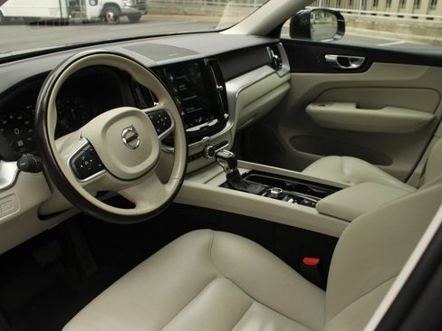 Used 2019 Volvo XC60 T5 Momentum w/ Multimedia Package AWD/4WD image 13