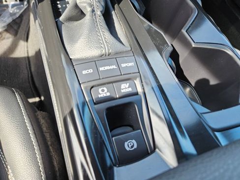 Used 2025 Toyota Camry SE w/ Convenience Package image 15