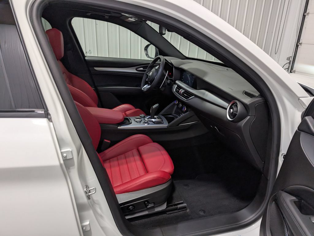 Used 2025 Alfa Romeo Stelvio Sprint w/ Veloce Package AWD/4WD image 28