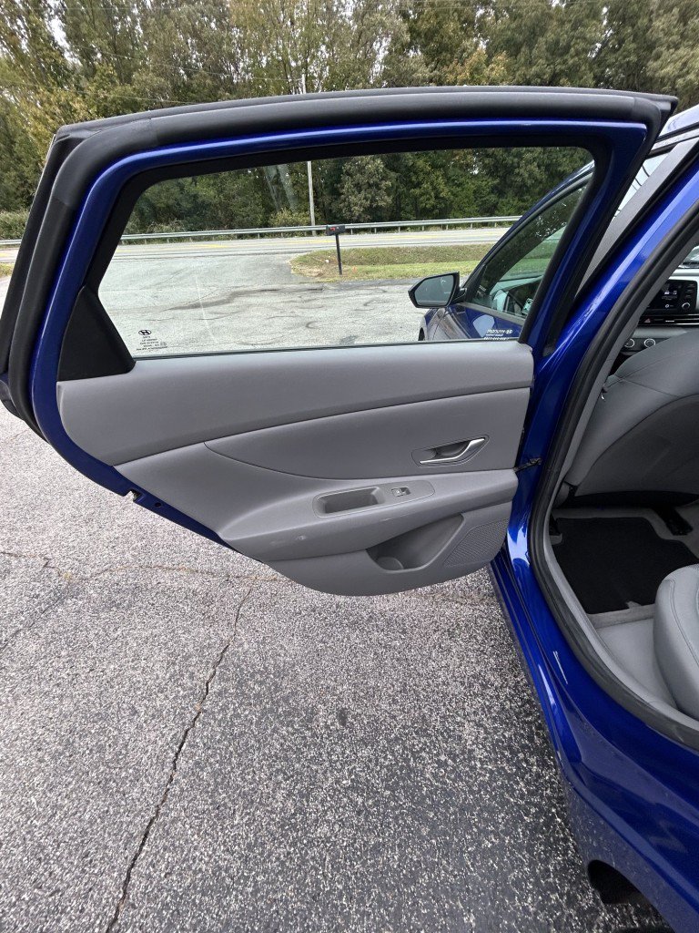 Used 2021 Hyundai Elantra SE FWD image 8