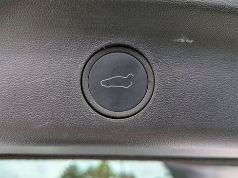 Used 2022 Tesla Model Y Long Range image 32