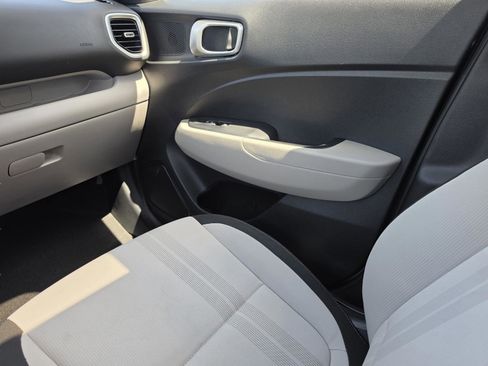 Used 2023 Hyundai Venue SEL FWD image 18