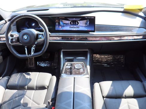 Used 2023 BMW i7 xDrive60 AWD/4WD image 9