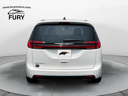 Used 2024 Chrysler Pacifica Touring-L FWD image 4
