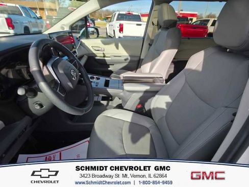 Used 2024 Toyota Sienna Limited image 14