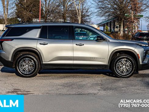 Used 2024 Chevrolet Traverse LT image 9