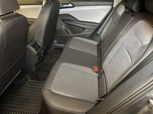 Used 2024 Volkswagen Taos SE w/ MDO Package image 16