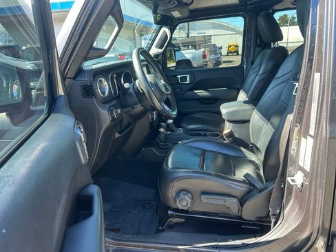 Used 2019 Jeep Wrangler Unlimited Sahara AWD/4WD image 13