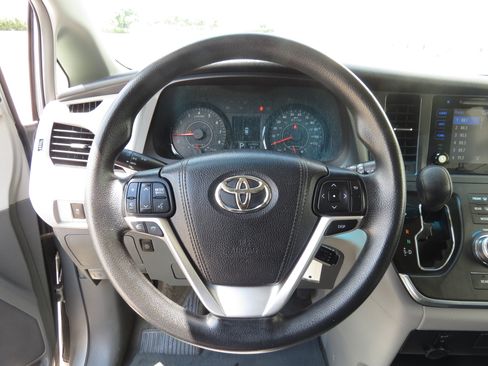 Used 2016 Toyota Sienna LE FWD image 14