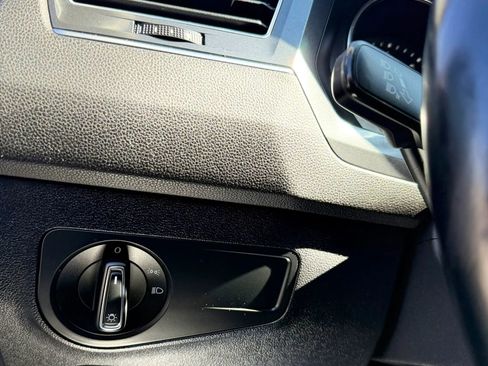 Used 2018 Volkswagen Tiguan SE image 23