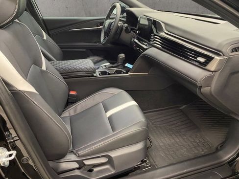 Used 2025 Toyota Camry SE image 19