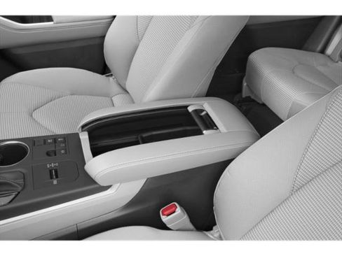 Used 2023 Toyota Highlander LE FWD image 14