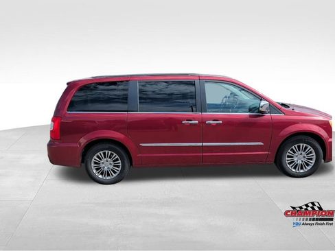 Used 2013 Chrysler Town & Country Touring-L w/ Entertainment Group #2 FWD image 6