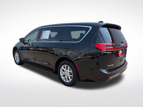 Used 2025 Chrysler Pacifica Select FWD image 4