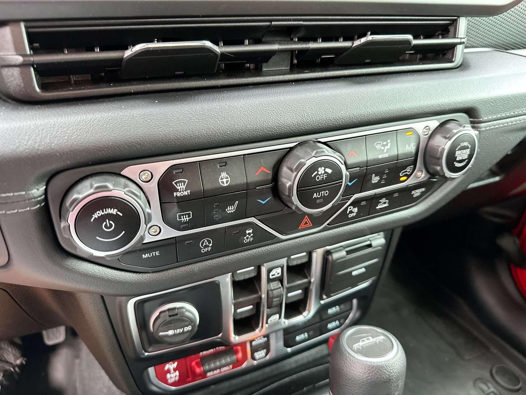 Used 2024 Jeep Gladiator Rubicon w/ Safety Group AWD/4WD image 17