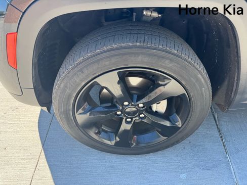 Used 2023 Jeep Grand Cherokee Altitude AWD/4WD image 8