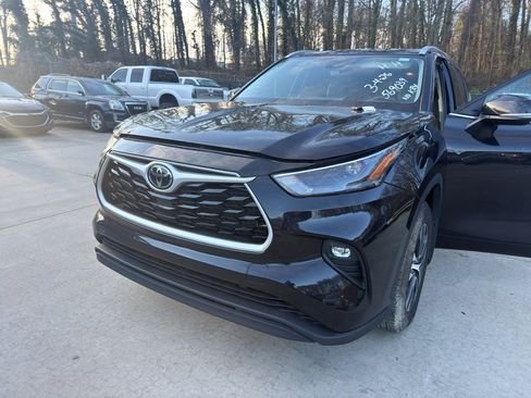 Used 2022 Toyota Highlander XLE image 1