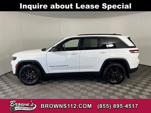Used 2026 Jeep Grand Cherokee Altitude AWD/4WD image 4