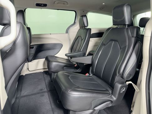 Used 2023 Chrysler Pacifica Touring-L image 24