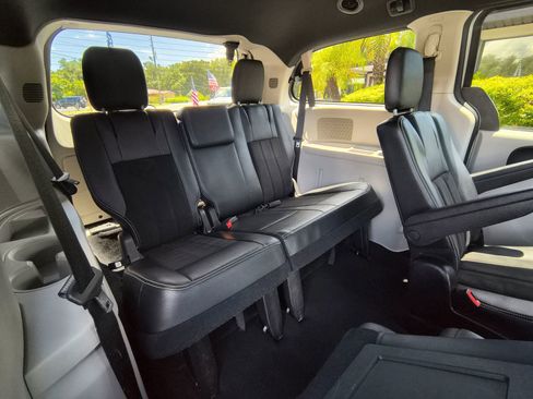 Used 2019 Dodge Grand Caravan SXT image 18