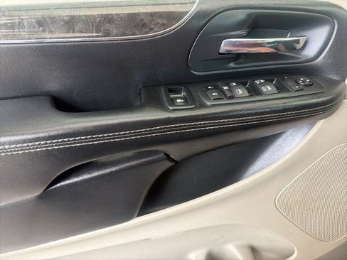 Used 2014 Chrysler Town & Country Touring FWD image 19