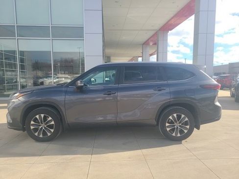 Used 2024 Toyota Highlander XLE image 4