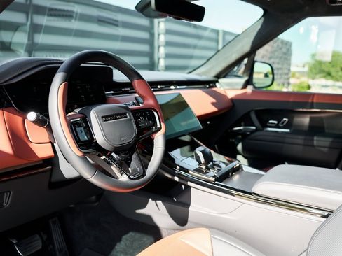 Used 2025 Land Rover Range Rover Sport SV Edition Two image 2