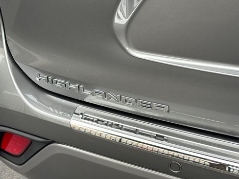 New 2026 Toyota Highlander Platinum AWD/4WD image 8