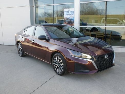 Used 2024 Nissan Altima 2.5 SV image 2