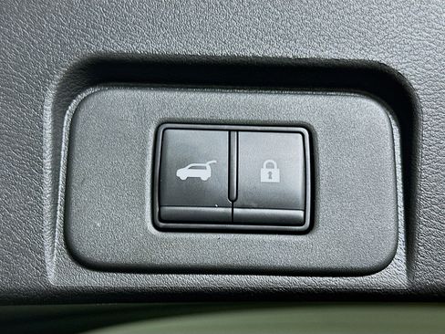 Used 2025 Nissan Rogue SV image 31