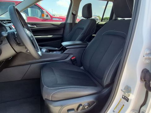 Used 2023 Jeep Grand Cherokee Laredo RWD image 18