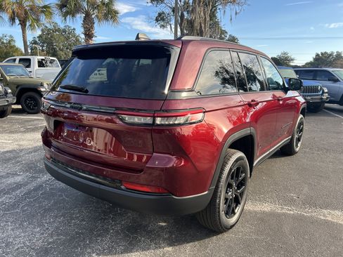 New 2025 Jeep Grand Cherokee Altitude image 8