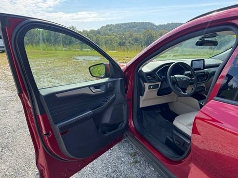 Used 2021 Ford Escape SEL w/ Technology Package FWD image 14