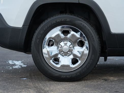 Used 2017 Jeep Cherokee Sport image 11