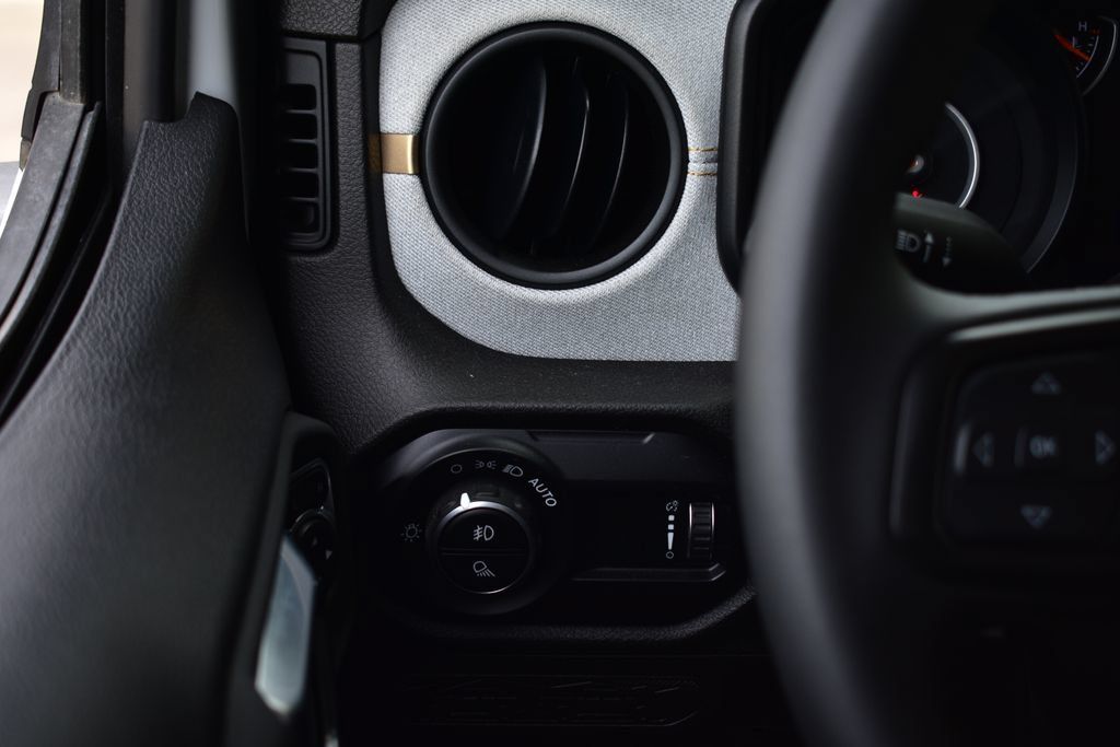 Used 2025 Jeep Gladiator Sport AWD/4WD image 36