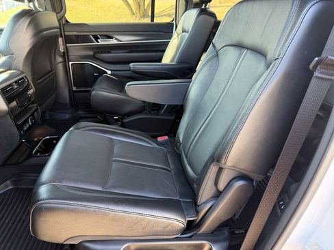 Used 2023 Jeep Wagoneer Series III w/ Premium Group I image 39