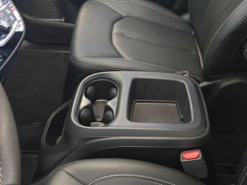 Used 2025 Chrysler Pacifica Select FWD image 20