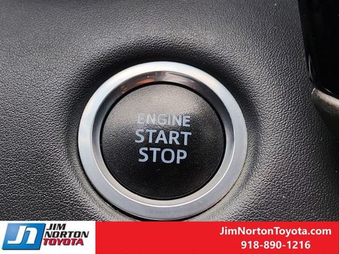 Used 2020 Toyota Highlander XLE FWD image 22