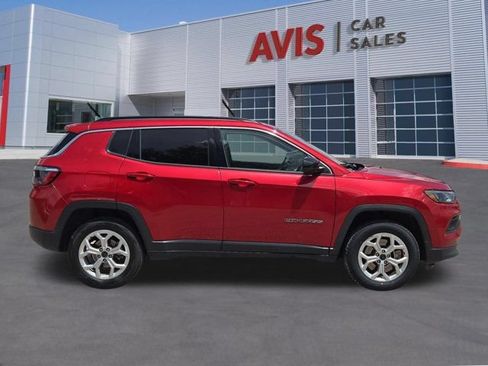 Used 2025 Jeep Compass Latitude w/ Sun & Sound Group AWD/4WD image 5