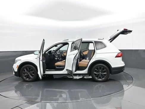 Used 2022 Volkswagen Tiguan SE AWD/4WD image 32