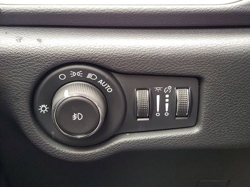 Used 2020 Chrysler Pacifica Touring w/ Advanced Safetytec Group FWD image 26