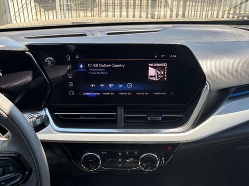 Used 2025 Chevrolet Trax LT FWD image 17